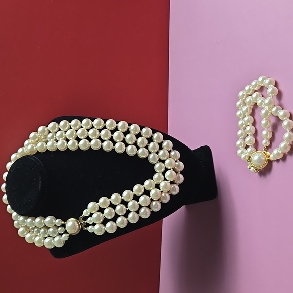 Elegant 3 Rows Fuax Pearl Necklace and Bracelet Set - Picture 11 of 17